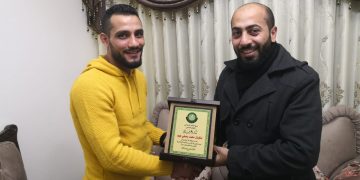 *”شباب العمل الإسلامي” يكرمون اللاعب عيد لموقفه الرافض للتطبيع