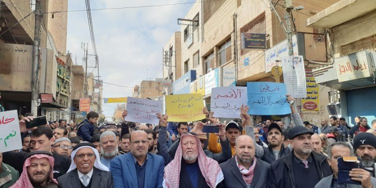 المشاركون في مسيرة الزرقاء يؤكدون على دعم صمود الشعب الفلسطيني ومقاومته في مواجهة صفقة القرن