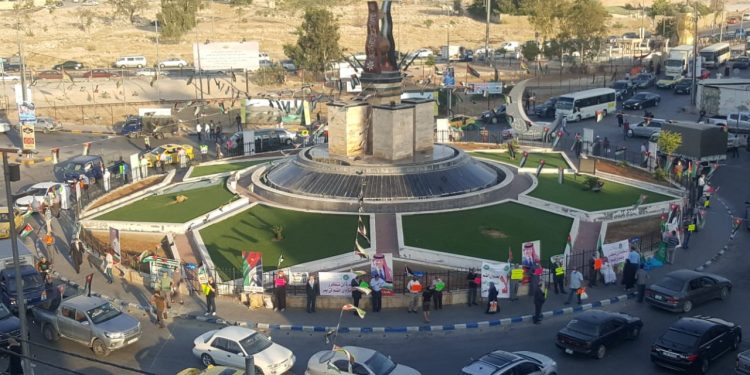 صور| دعت لها الحركة الإسلامية في الزرقاء ..  سلسلة بشرية احتجاجاً على قرار ضم الضفة الأغوار