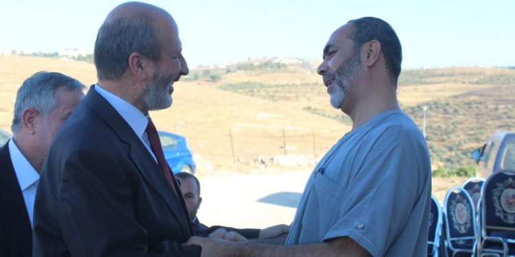 وفد من قيادة “العمل الإسلامي” يزور أعضاء مجلس نقابة المعلمين المفرج عنهم ويؤكد ضرورة الاحتكام للحوار (صور)