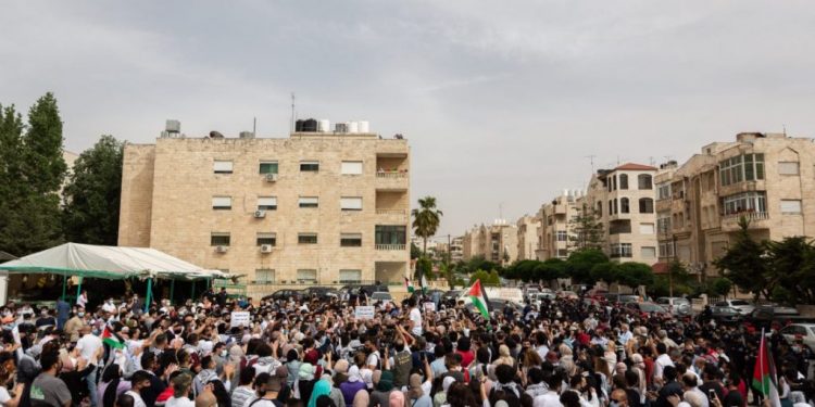 حشود ضخمة بمحيط سفارة الاحتلال نصرة للمقدسيين ومطالبات بطرد السفير