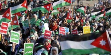 اللجنة التأسيسية للملتقى الوطني لدعم المقاومة: اقتحام المستوطنين للأقصى وأداء الطقوس التوراتية هو العدوان الأخطر عليه منذ الحريق؛ وندعو جماهير شعبنا للاستعداد للحشد في الشارع دفاعاً عن القدس ودعماً للمقاومة في الشهور المقبلة