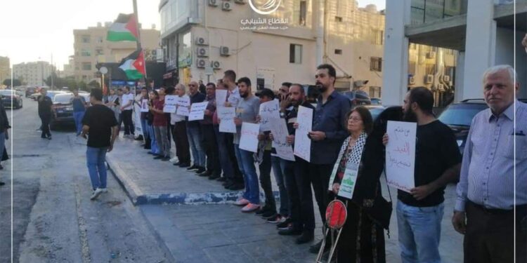 القطاع الشبابي في “العمل الإسلامي” يشارك في وقفة احتجاجية دعما للأسير العواودة