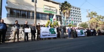 وقفة أمام العمل الإسلامي رفضاً لقمة العقبة : تمثل تآمراً على مقاومة الشعب الفلسطيني والمصالح الأردنية (صور)