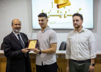 القطاع الشبابي يقيم حفل تكريم للناجحين في التوجيهي بعنوان “فيكم بنكبر” (صور)