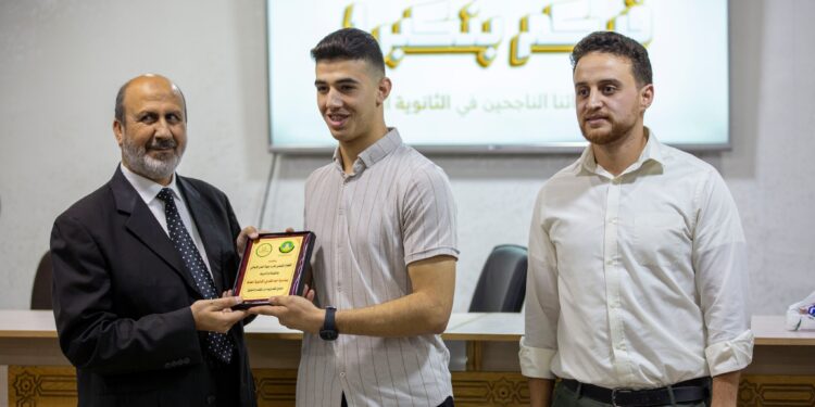 القطاع الشبابي يقيم حفل تكريم للناجحين في التوجيهي بعنوان “فيكم بنكبر” (صور)