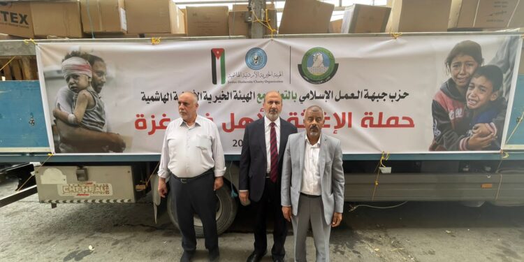 “العمل الإسلامي” يسلم أولى شحنات الإغاثة لغزة إلى الهيئة الخيرية الهاشمية