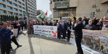 “العمل الإسلامي” يقيم وقفة مركزية تندد بإغلاق الأقصى وتطالب بإسقاط قانون “إعدام الأسرى” وتدعو لتحرك أردني وعربي عاجل
