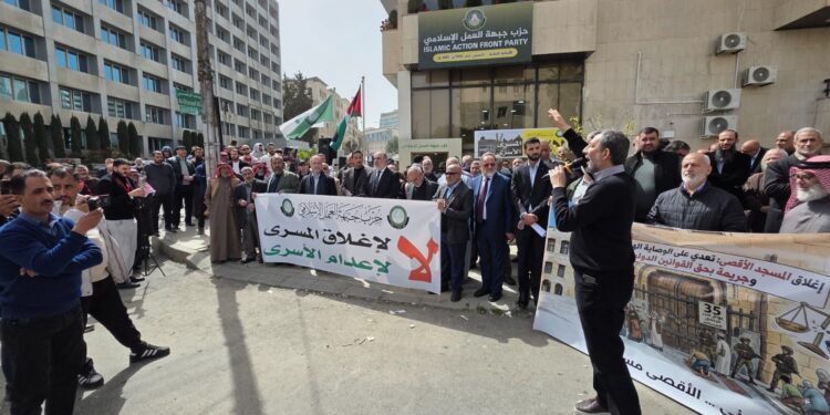“العمل الإسلامي” يقيم وقفة مركزية تندد بإغلاق الأقصى وتطالب بإسقاط قانون “إعدام الأسرى” وتدعو لتحرك أردني وعربي عاجل